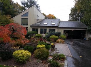 8 Barnyard Ln, Roslyn Heights, NY 11577