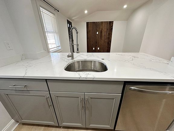4th image of 55 Huron St Floor 2