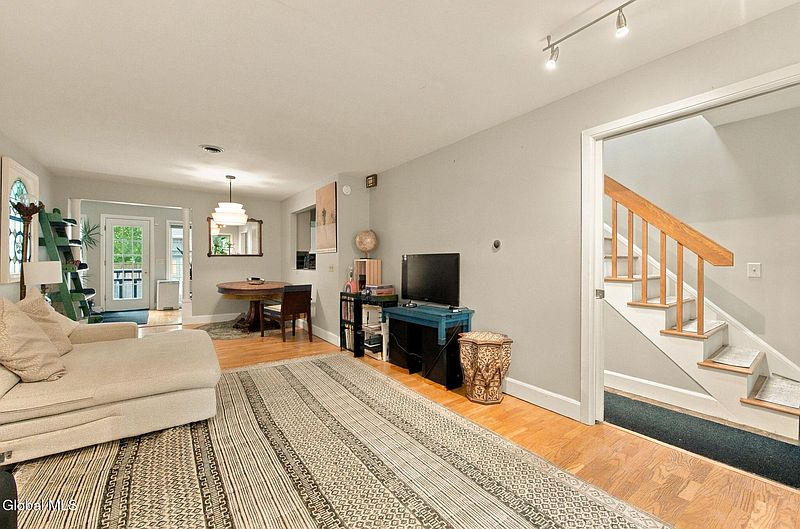5th image of 204 Jay Street