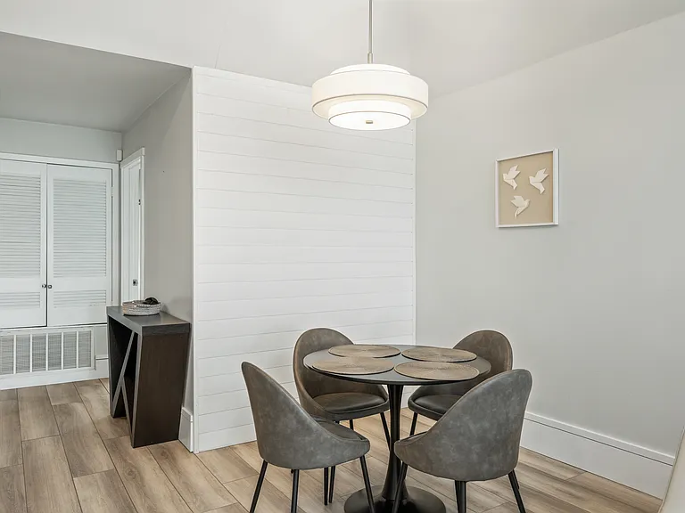 2455 Arlington Cres #C — Photo 13