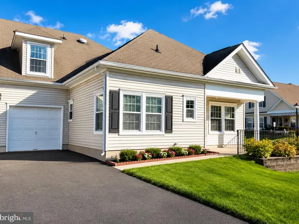 52 Avenrowe Ct, Fairless Hills, PA 19030