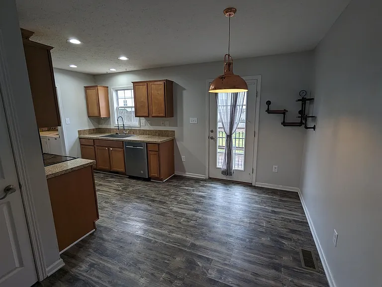61 Newberry Dr — Photo 7