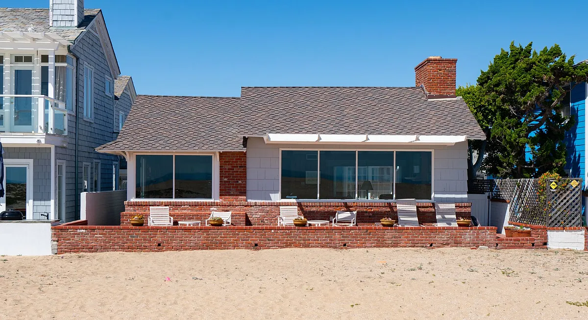 Photo 1 of 35 - 2124 E Oceanfront - Newport Beach, CA Primary Photo - 2124 E Oceanfront