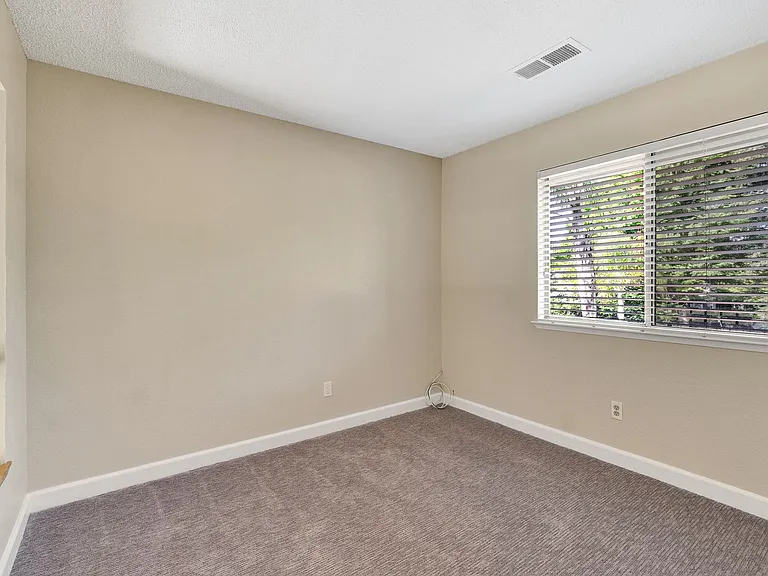 6733 N Warren Ave — Photo 16