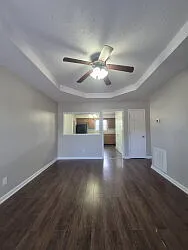 3 bed, 1.5 bath, 989 sqft — Photo 4