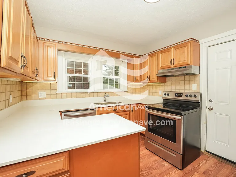1403326_006_kitchen_6.jpg