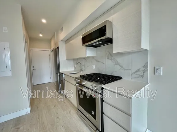 1925 Enterprise Way #409, Kelowna, BC V1Y 0J8