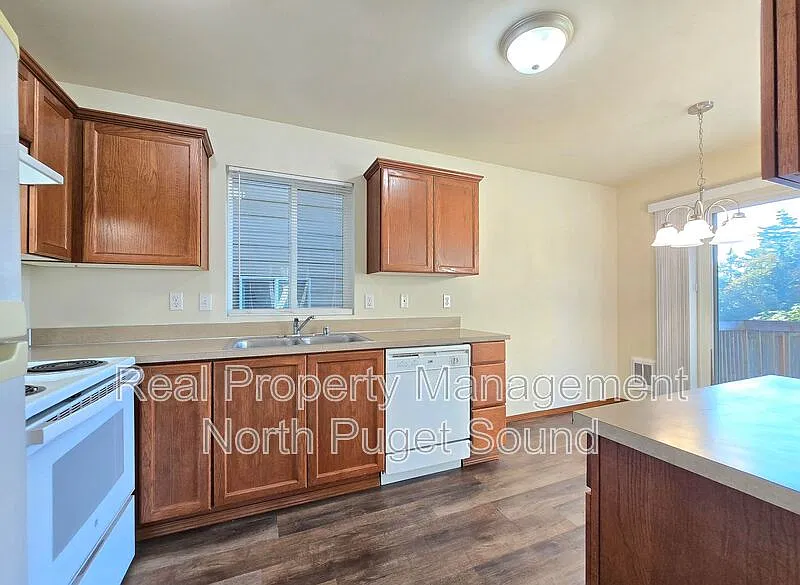 4 bed, 2.5 bath, 1540 sqft, $2,995 — Photo 4