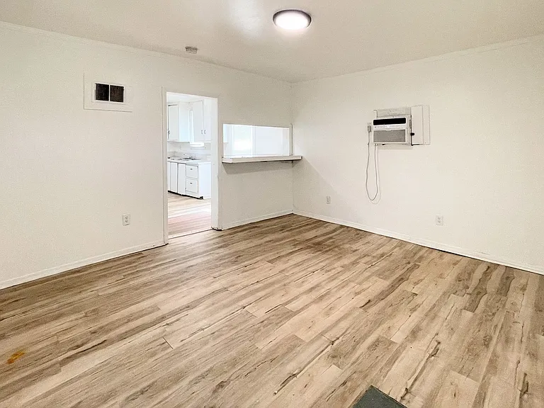 1523 E 4th Ave — Photo 2