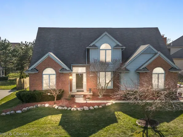 1075 Redding Dr, Troy, MI 48098