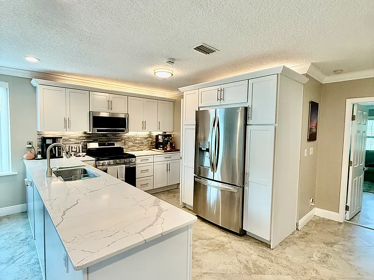 4181 Saxon Dr — Photo 8