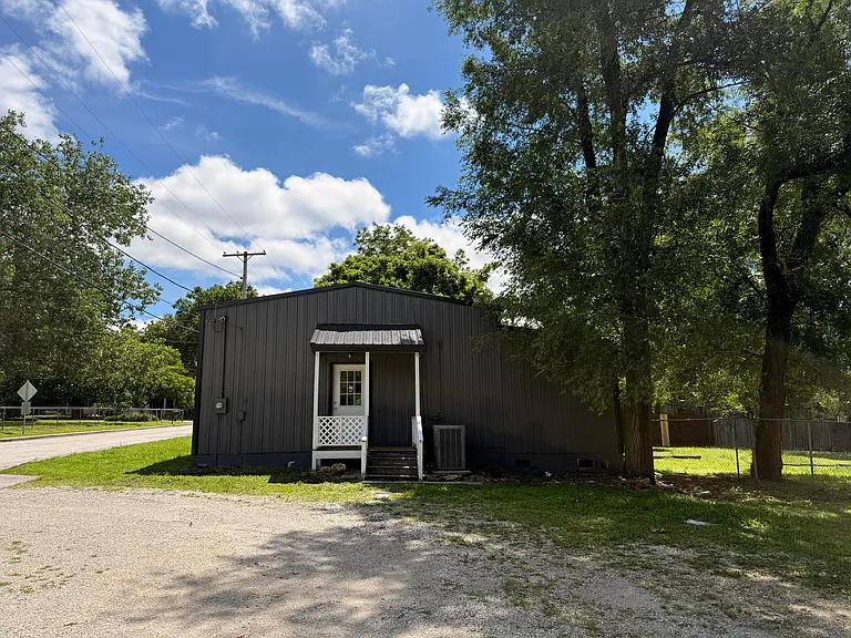 410 W Benton St — Photo 1