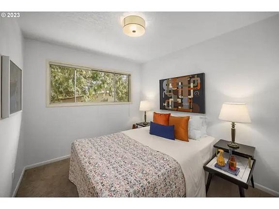 4th image of 16701 NE Hassalo St