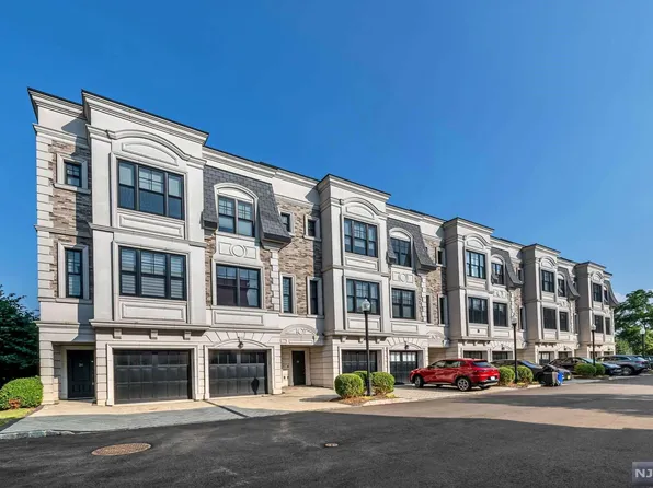 28 Marquis Ct #28, Edgewater, NJ 07020