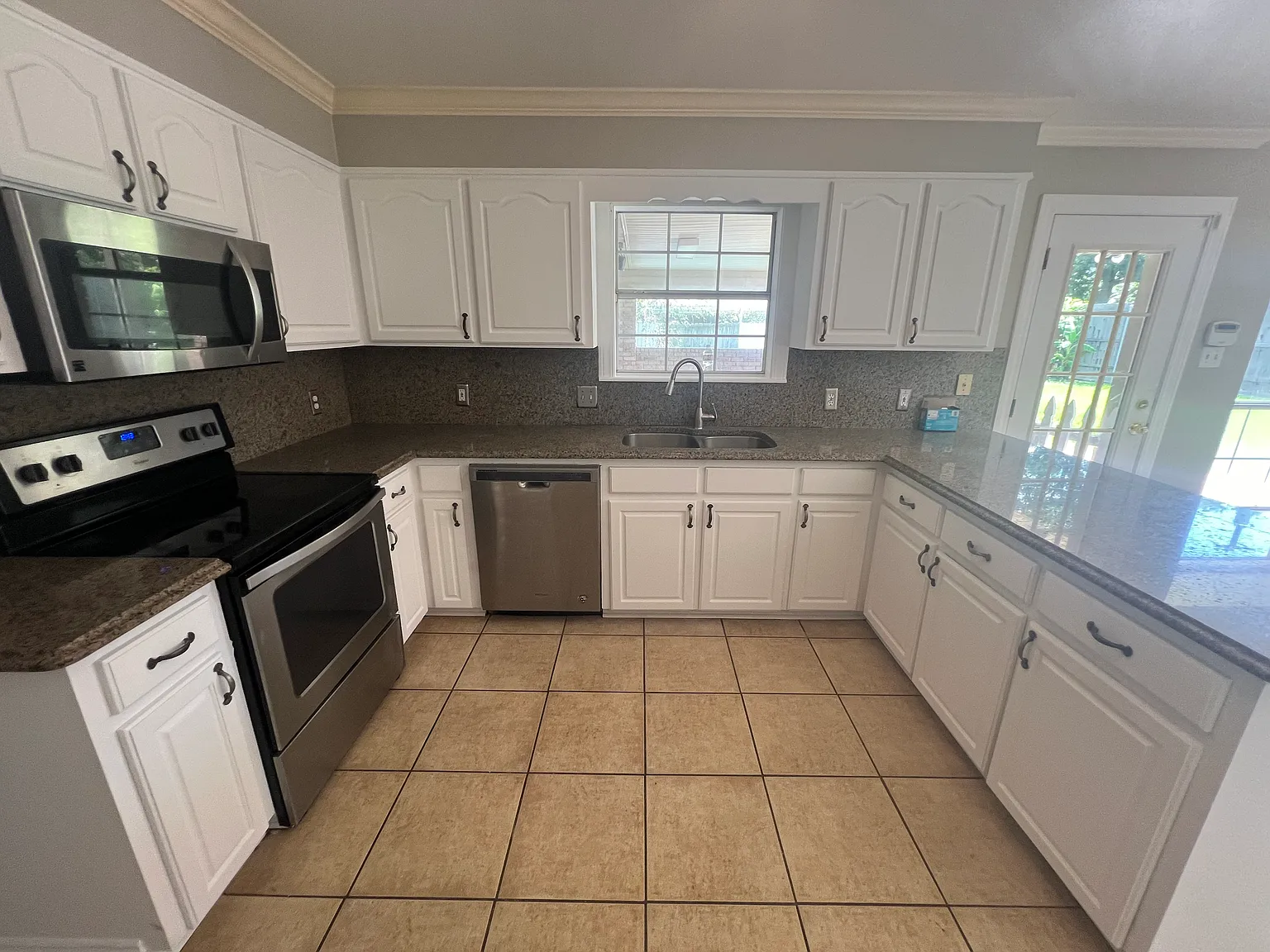 4 bed, 2585 sqft, $2,400 — Photo 4
