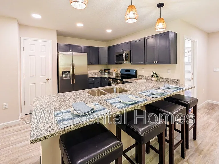 1284 Pangola Dr — Photo 2