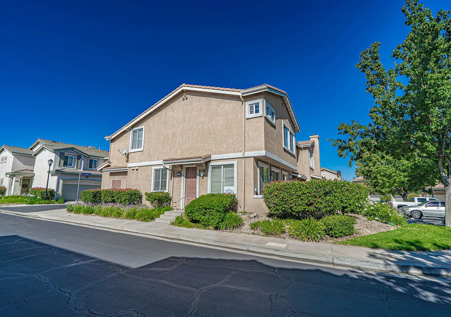 4 Bedroom Oaklane Townhome in Santa Clarita! — Photo 1