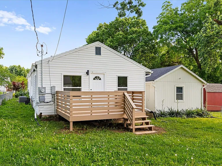 210 Lynn St — Photo 22