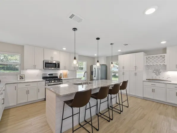 3900 Sundown Dr, Benbrook, TX 76116