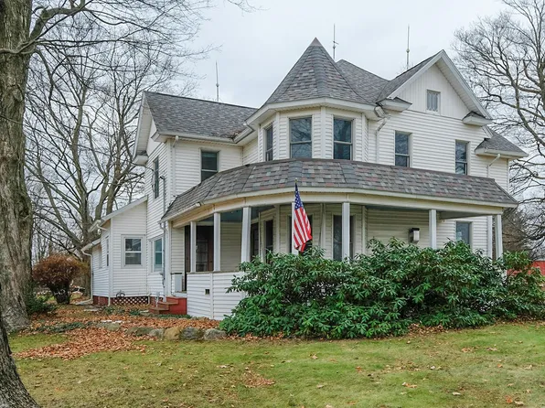 6766 W Hickory Rd, Hickory Corners, MI 49060