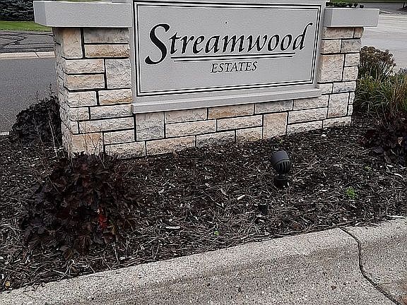 Streamwood Estate entry off Hamlin