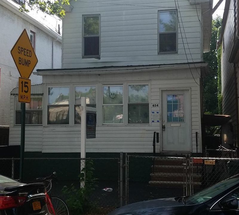 2nd image of 454 E 54th St