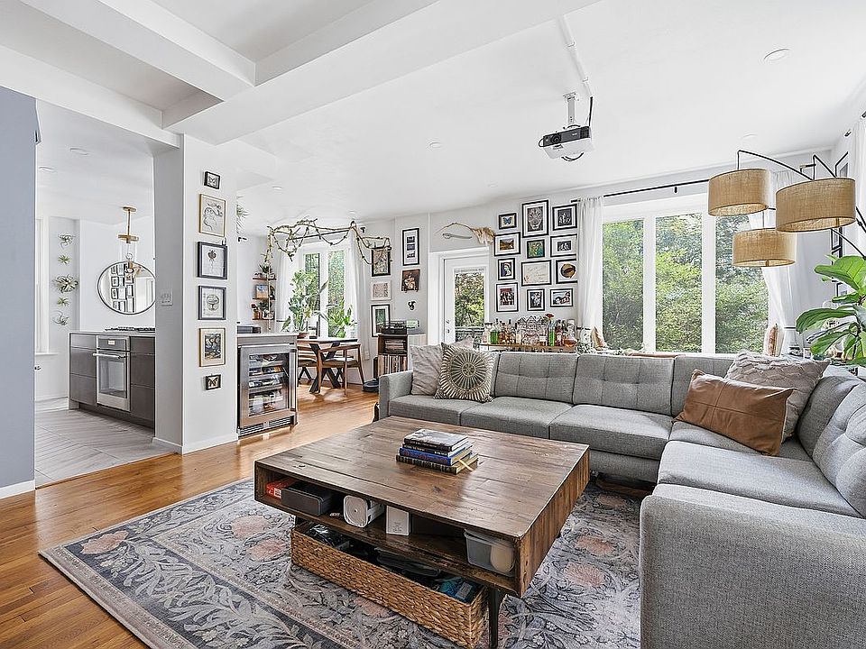 1st image of 79 Washington Pl APT 2R