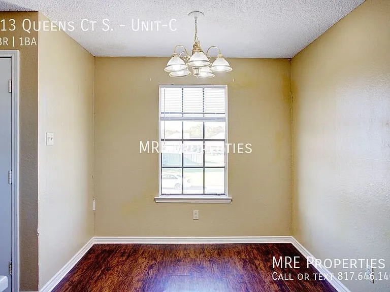 313 Queens Ct S #C — Photo 5