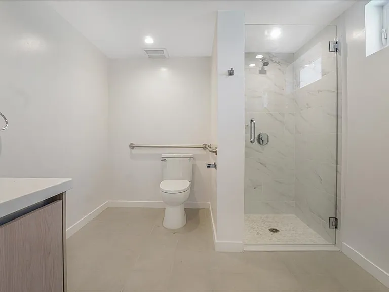 10918 Camarillo St #301 — Photo 12