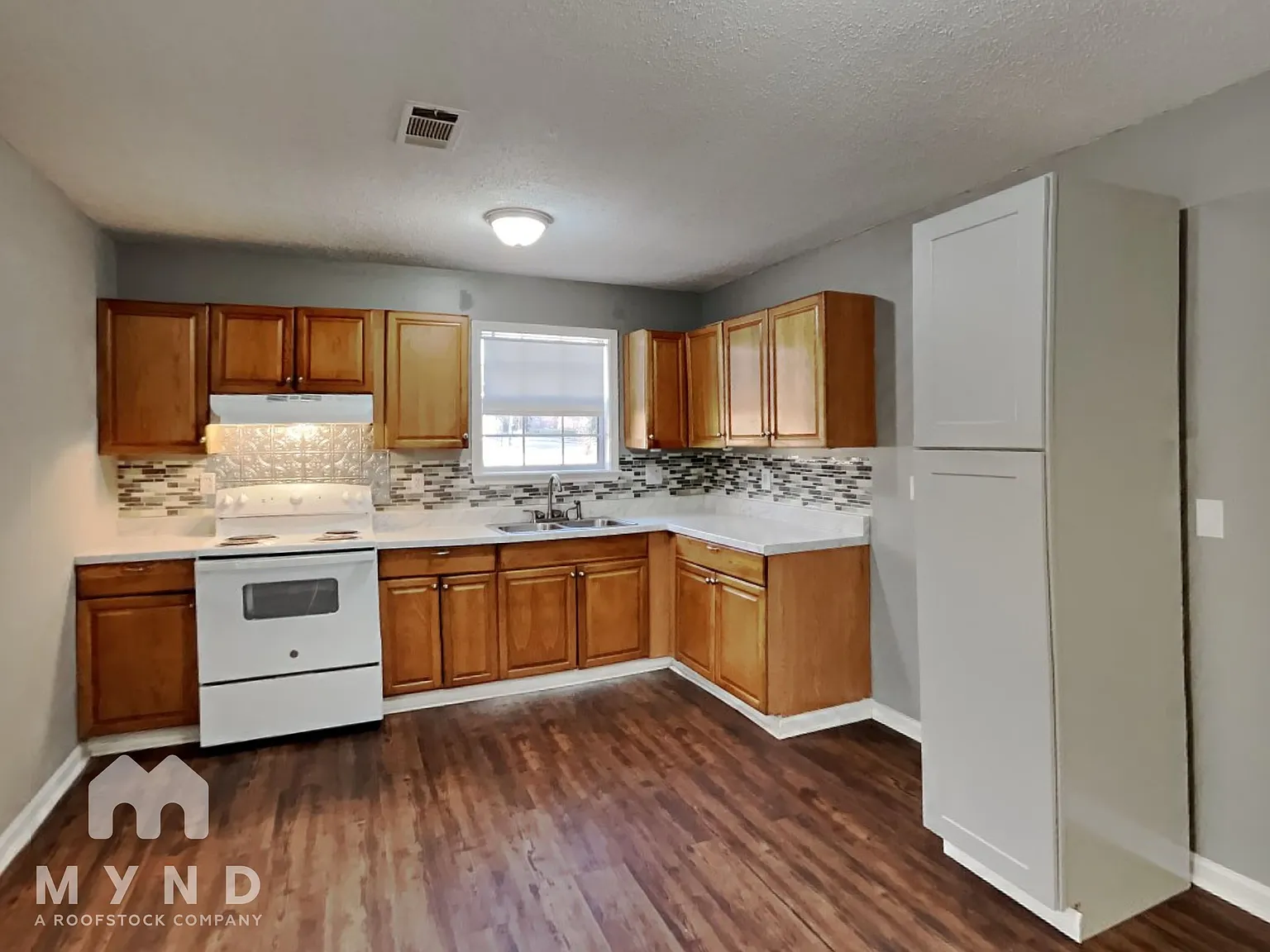 3 bed, 2.0 bath, 1008 sqft, $1,015 — Photo 2