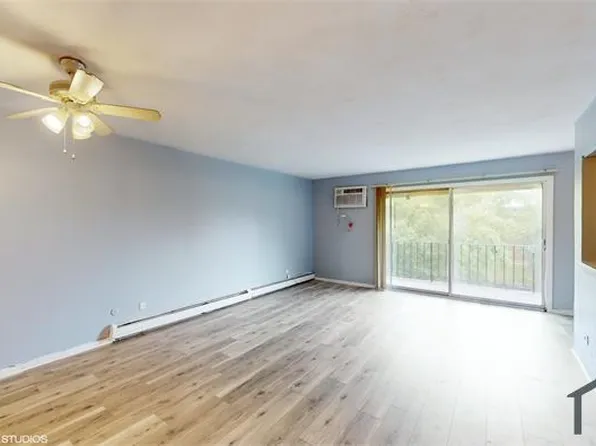 2432 Waterbury Dr APT 101, Woodridge, IL 60517