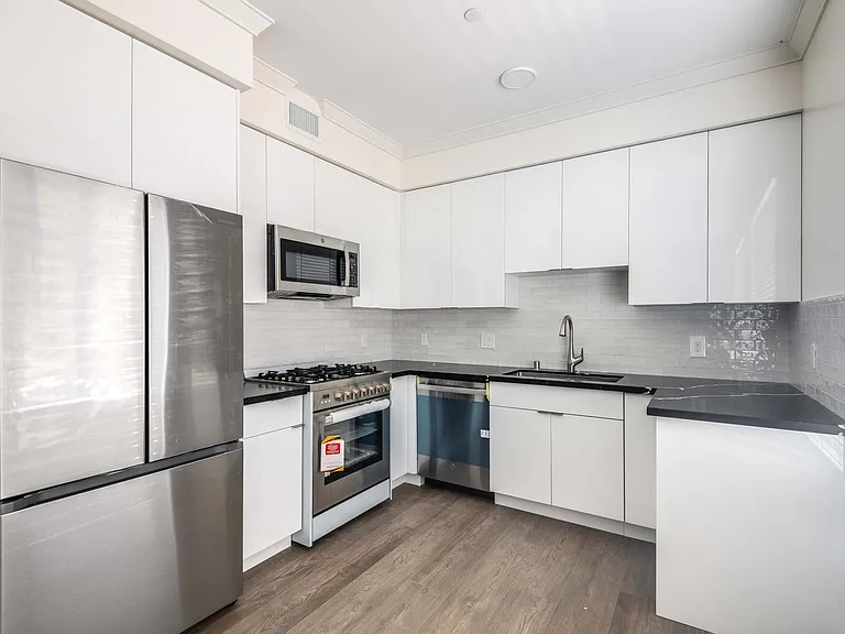 6120 Woodman Ave #101 — Photo 8