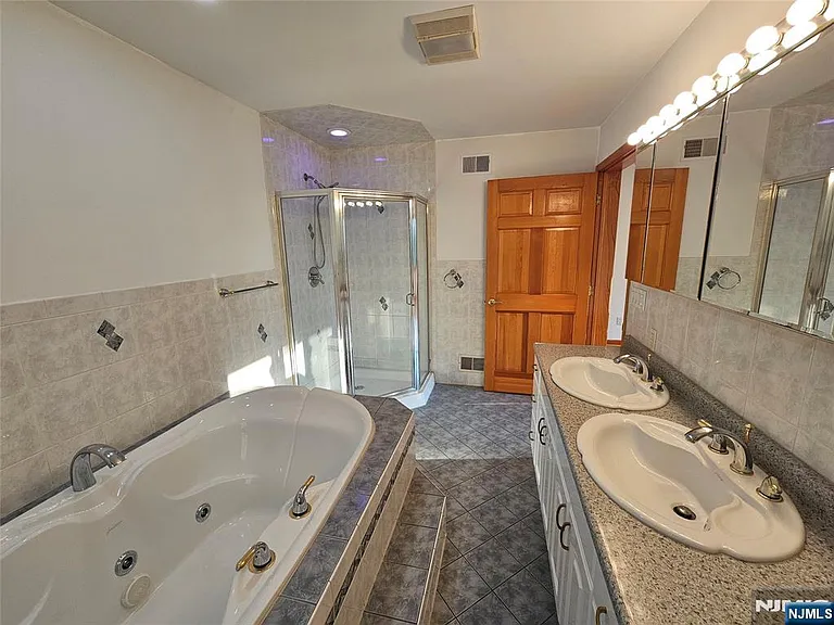120 Johnson Ave — Photo 9