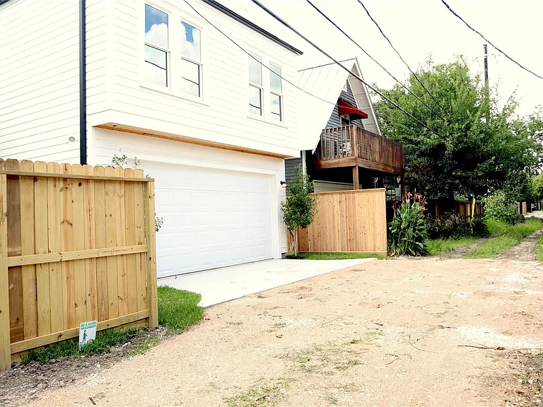 1836 Cortlandt St — Photo 18