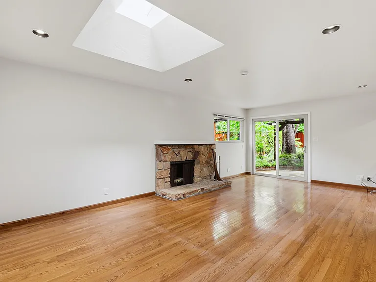 927 Lorne Way — Photo 14