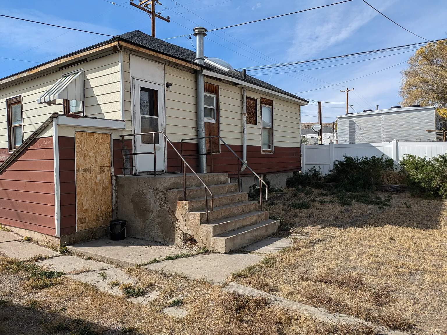 3 bed, 1.5 bath, 1320 sqft, $900 — Photo 2