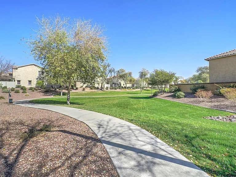 2143 W Marconi Ave — Photo 35
