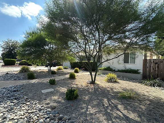 5th image of 2445 W Cambridge Dr