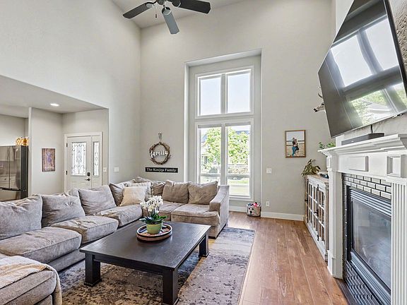 3rd image of 1043 Sandoz St