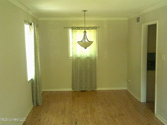 3rd image of 8808 Oakwood Dr