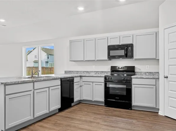 2554 Woodfield Dr, Tonganoxie, KS 66086