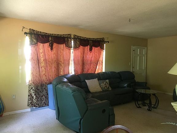 4th image of 921 S Lake Dr