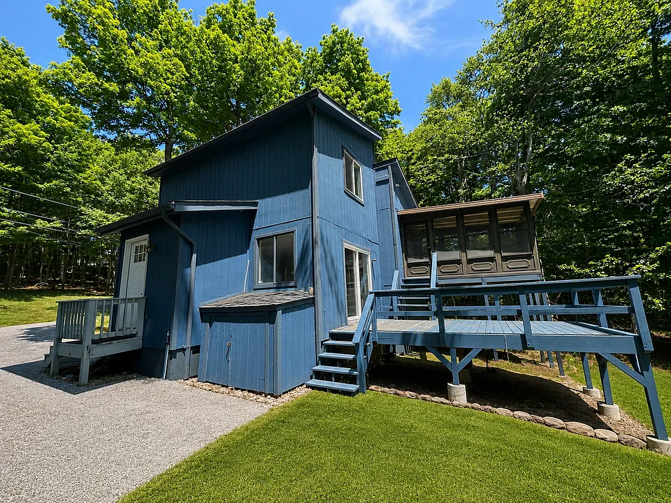 2439 Winding Way