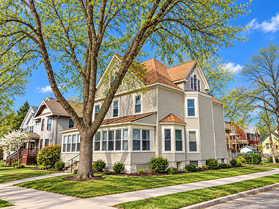 Affordable & Available Now!! Large 2 Bed And 2 Bath In Old Highland Neighborhood Mpls!!