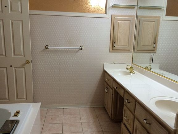 5th image of 21 Friendswood Dr