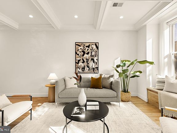 4th image of 1304 Emerald St NE