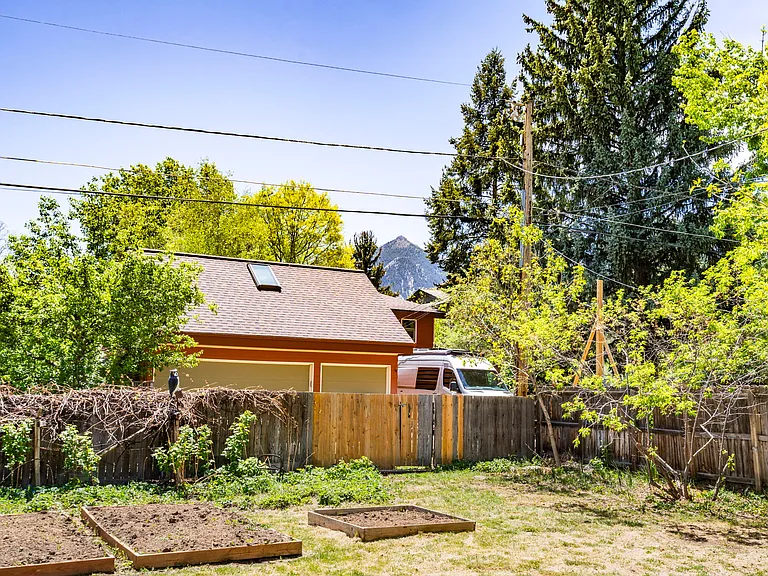 2032 Mariposa Ave — Photo 21