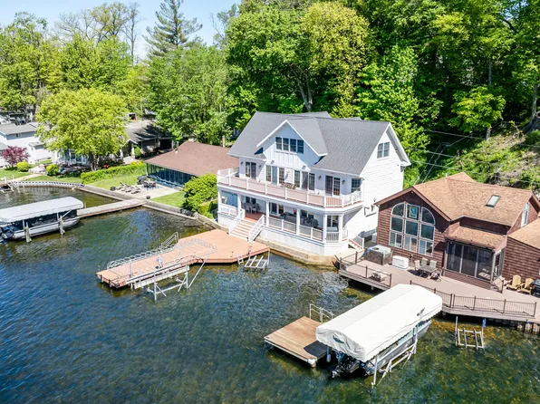 8568 Lake Ave, Watervliet, MI 49098