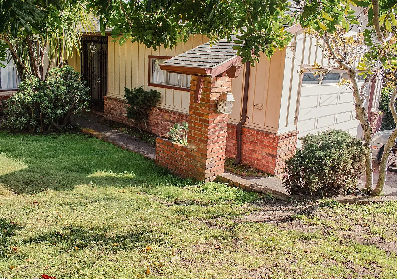 Beautiful 3-Bedroom Mid-Century Ranch in Oakland - Expansive Garden & Modern Updates — Photo 2