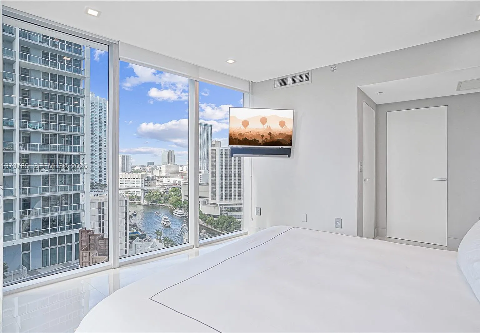 Iconbrickell Condo No 1 — Photo 1
